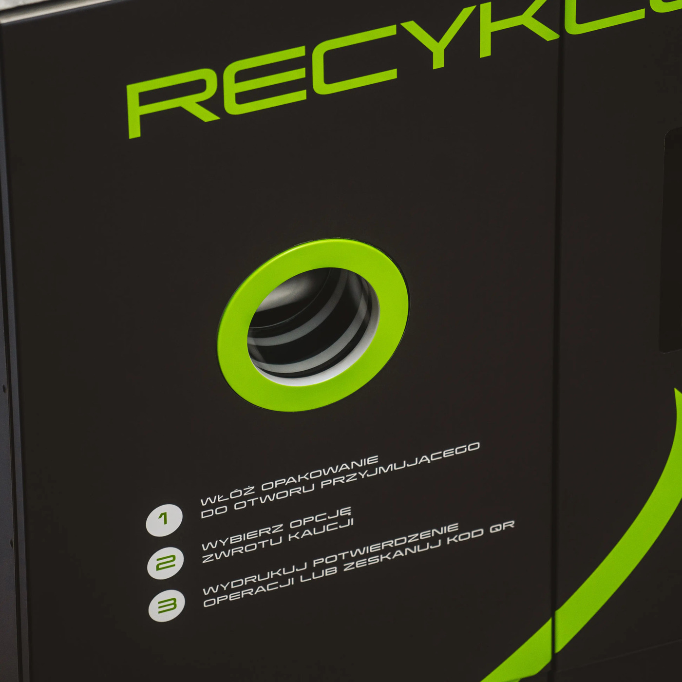 Otwór przyjmujący recyklomatu CPR z systemem identyfikacji opakowań